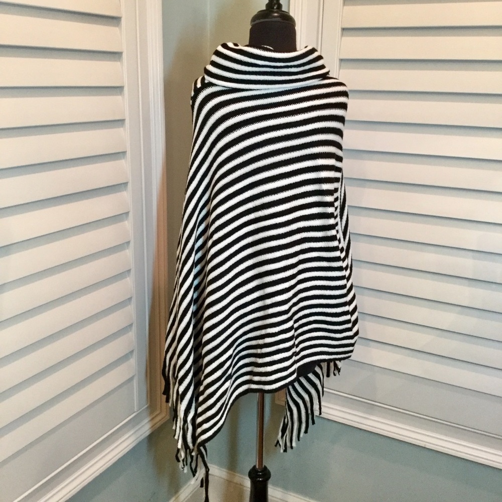 ✨One Left✨ Black & Cream Striped Fringe Poncho, OS - Picture 7 of 8